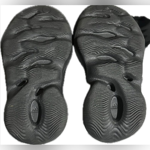 Gently used yeezy foam runners size 3k - Picture 3 of 3